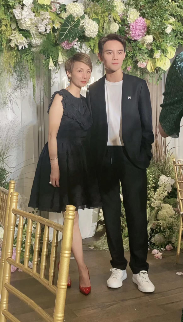 王凯|众星参加素人婚礼,殷桃戴钻戒丰腴似少女,王凯消瘦与富婆合影