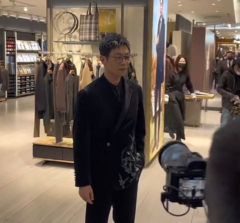 朱亚文|38岁朱亚文现身吉林长春，身板笔挺戴眼镜显斯文：都开始接商演了