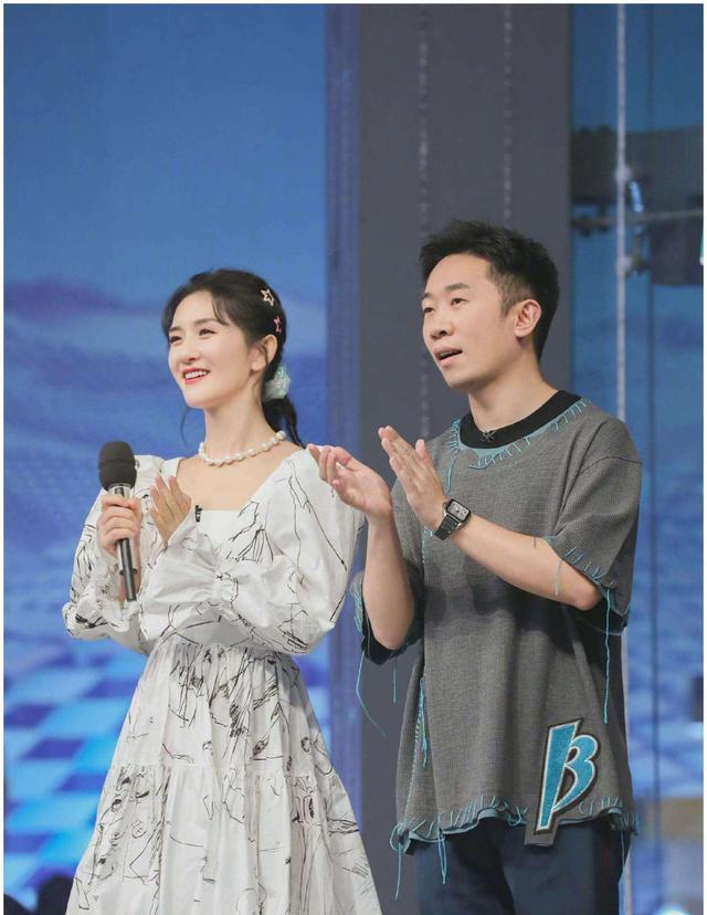 杨迪|杨迪参加《你好星期六》，站在谢娜的位置上，师徒现状大反转