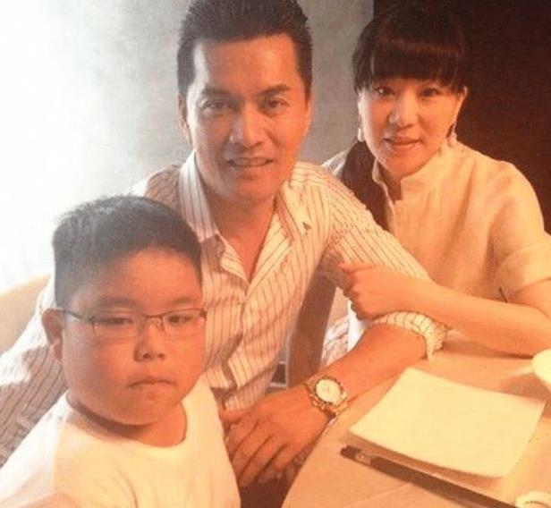 67岁吕良伟貌似比59岁甄子丹年轻，带老婆环游世界，状态好