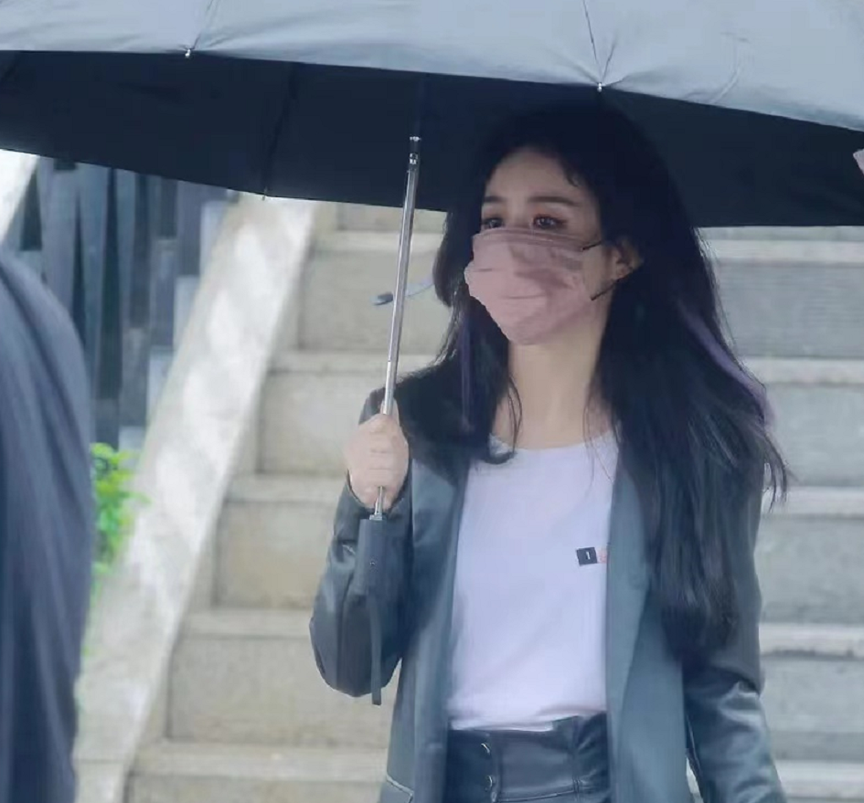 赵丽颖|赵丽颖越来越有熟女风情！穿高腰皮短裤录制综艺，公主切发型超美