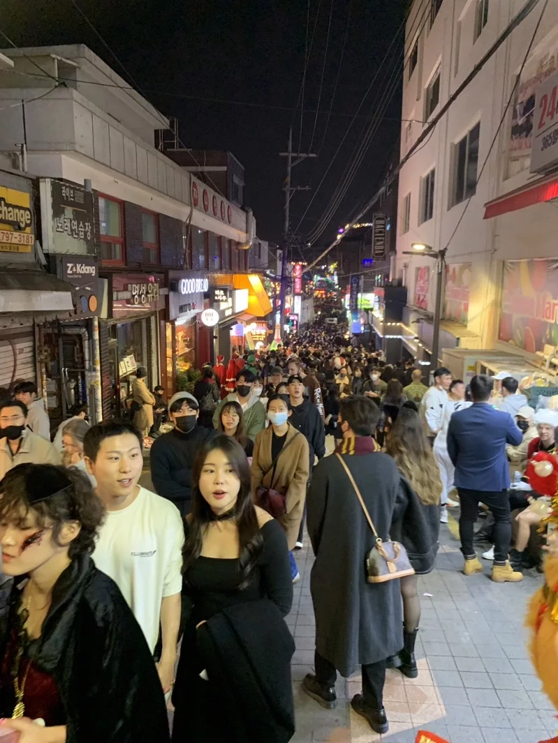 台湾女大学生游梨泰院躲过一劫:脸朝上才能呼吸,回家后看新闻才惊觉“真可怕”