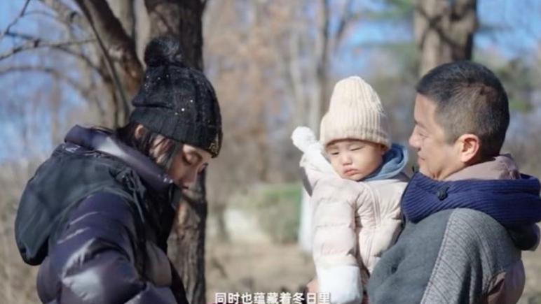 李亚鹏|李亚鹏携妻女现身乡下新屋！亲手做饭熬鸡汤，女儿正脸罕见被曝