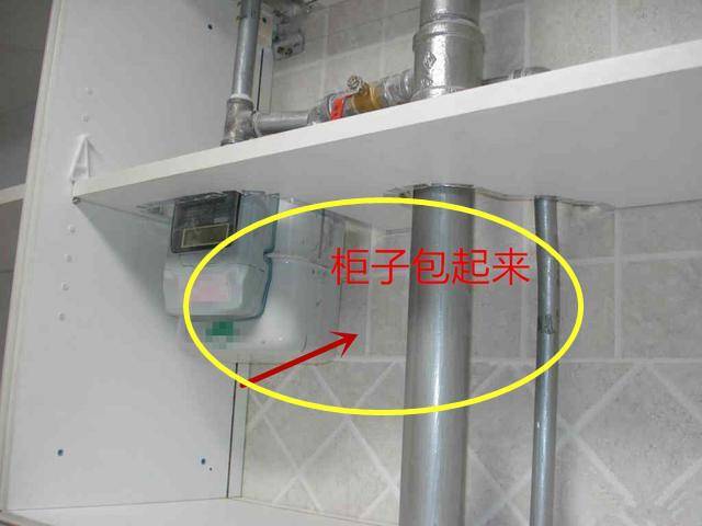 厨房燃气管裸露在外面，太难看了？装修时这样包住，很有颜值