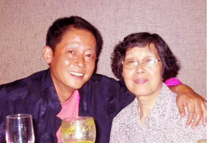 王志文|演员王志文带母亲去豪华酒店吃饭，刚走到酒店门口母亲扭头就要走