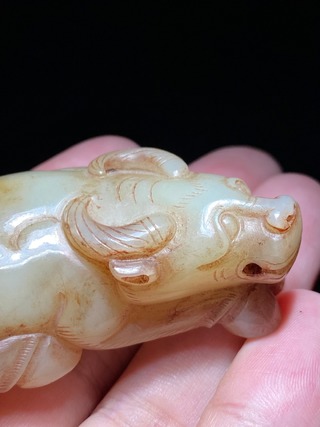 和田玉籽料|明 和田玉 籽料 留皮受沁 玉牛 把件 摆件