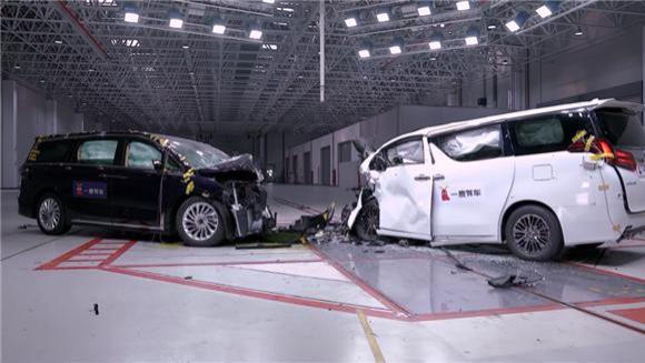 时速66碰撞测试，丰田埃尔法对撞岚图遭惨败，百万神车变韭皇！