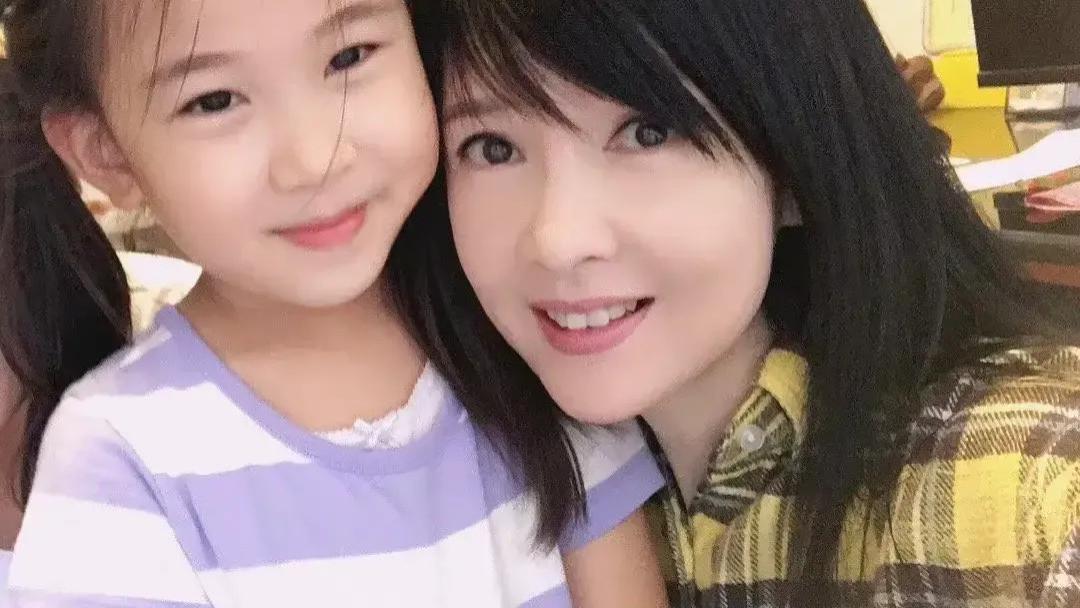 |女神周慧敏身穿白色卫衣，已经55岁的她依旧看起来很少女，不愧为玉女掌门人！