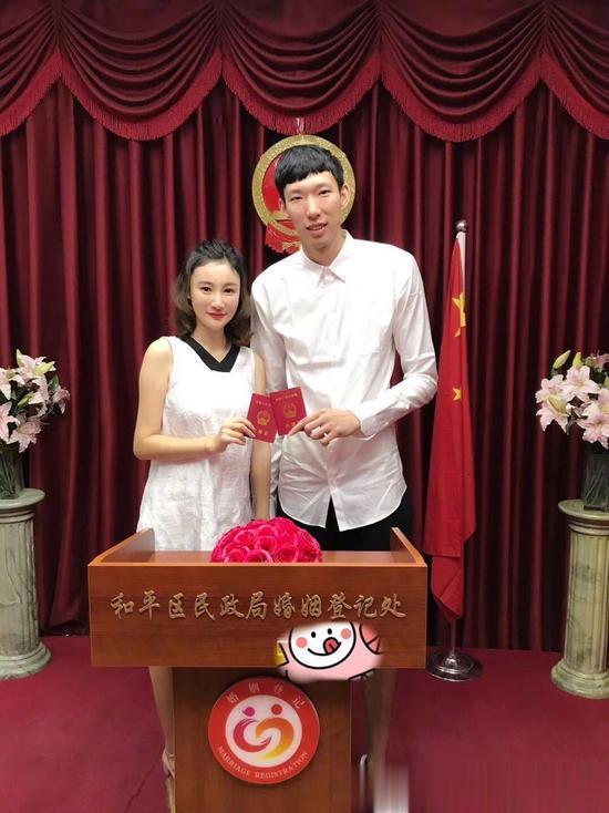 周琦|周琦与女友结婚领证照曝光 6年爱情长跑终成正果