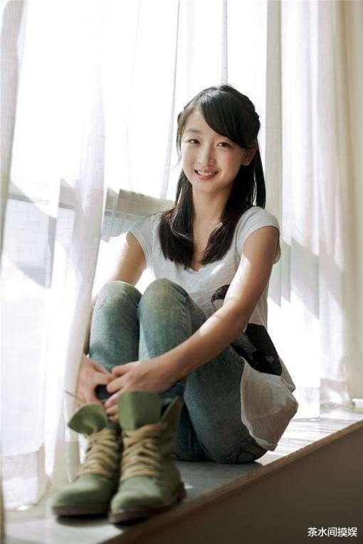 周冬雨|寡淡脸一遇港风就惊艳？周冬雨霸总，毛晓彤惊艳，鞠婧祎改头换面