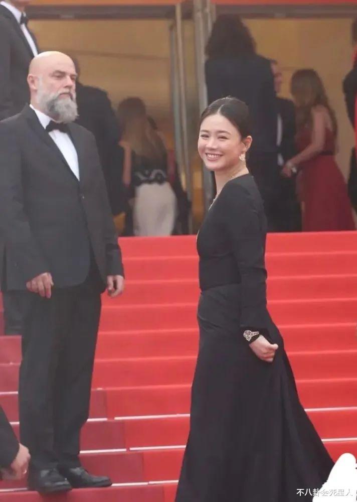 蒋欣|平胸、矮个、虎背熊腰，女星暴露缺陷红毯造型，既雷人又心酸