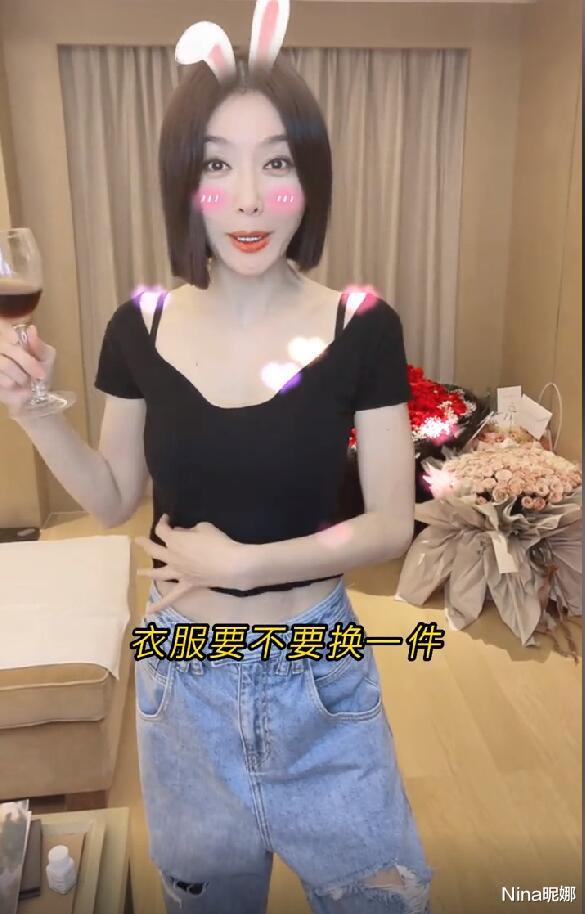 秦岚|“白月光”真不白叫！秦岚穿露脐装露肩带太心机，闺房里喝红酒美到发光