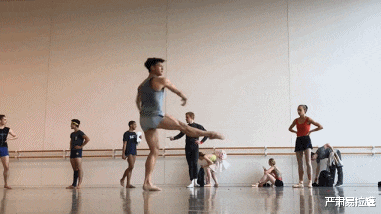 宋茜|第一位！中国芭蕾王子诞生，八块腹肌刷爆全网：谁说中国人当不上首席？