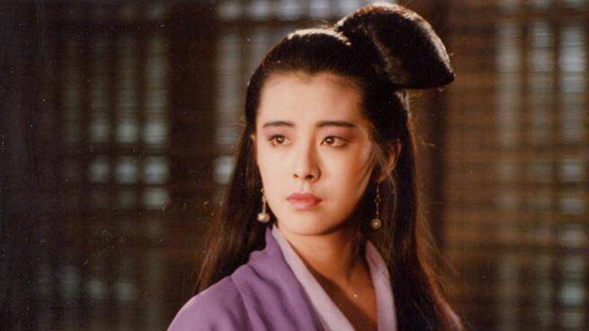 王祖贤|55岁王祖贤面部僵硬法令纹突出,定居国外曝身家超67亿