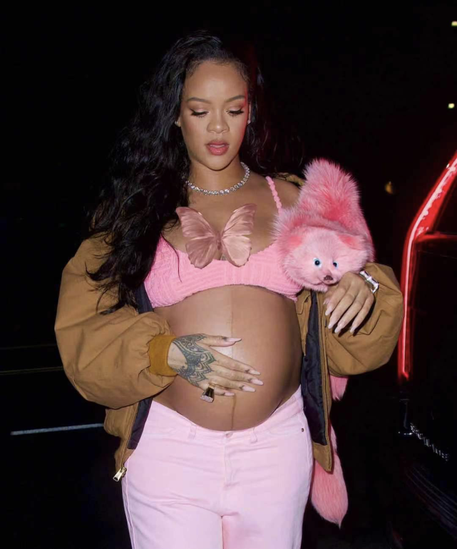 蕾哈娜|蕾哈娜被造谣分手后首次亮相!穿紧身裙秀9个月孕肚,黑人男友在身边