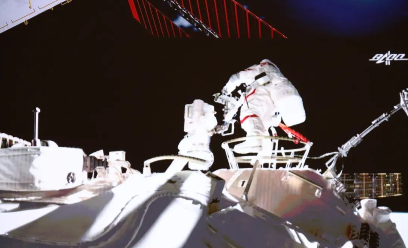 太璀璨了,国际空间站首次曝光与星空合影照,以前为啥都是黑的?