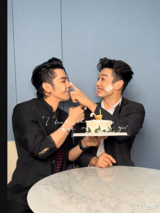 辰亦儒|汪东城晒照为辰亦儒庆生，还用飞轮海歌曲送祝福，互抹奶油好欢乐
