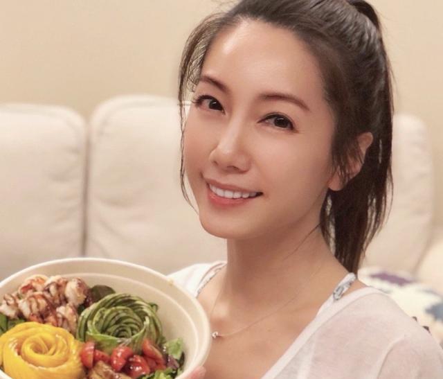 林韦君|林韦君曝近况，肤白貌美似少女，曾与数位男神传绯闻44岁仍单身