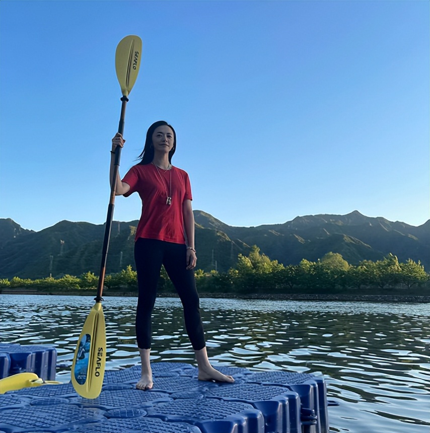 姚晨|42岁姚晨素颜带俩娃郊游！大腿丰满腰胯宽，拿水枪互喷张嘴大笑