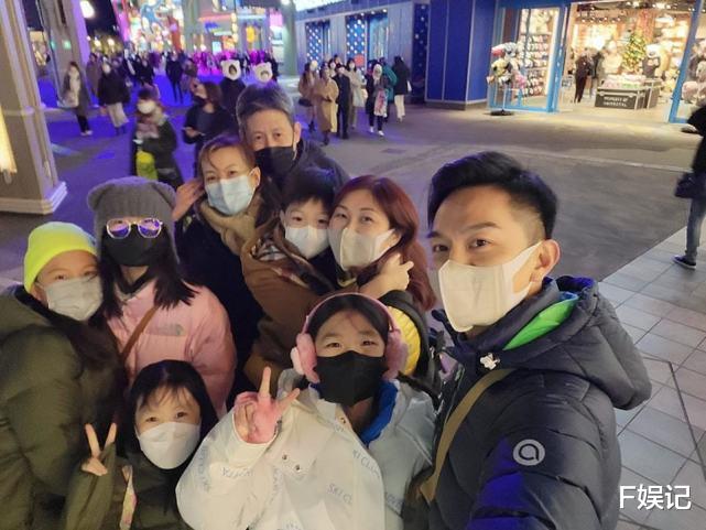 陈琪|胡诺言一家五口出国旅游 家人去玩陈琪当“背包侠”负责拿东西