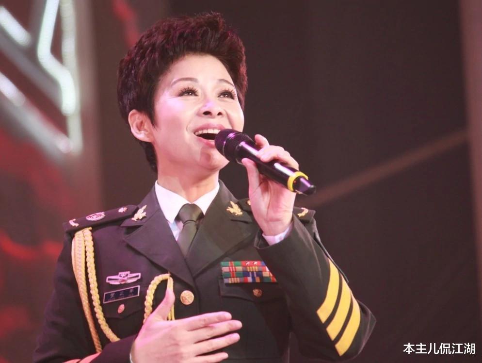 |董文华:22岁嫁初恋,23岁爆火,38岁跌落神坛,如今怎样了?