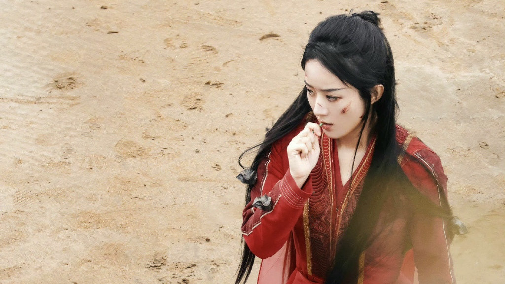 赵丽颖|赵丽颖战损造型路透，红衣美强惨，叼着棒棒糖走路带风