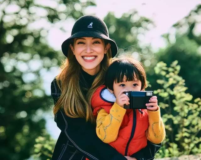 TVB|TVB视帝，娶小22岁豪门娇妻，如今52岁官宣三胎，四年抱仨太恩爱