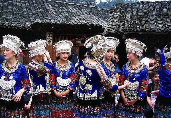 中国游客喝了苗族女孩的酒,喝完就立马倒下了,这是怎么回事?