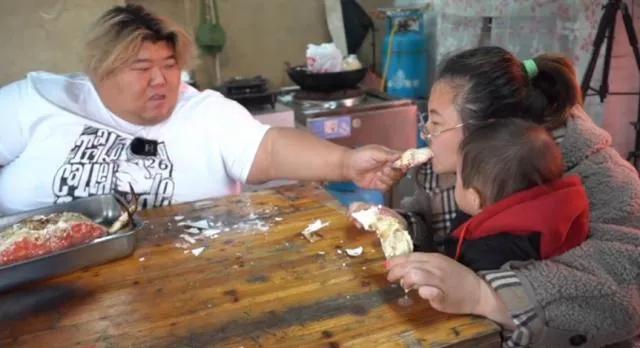 胖猴子：减肥失败又做回吃播忙赚钱，被减肥训练营赶出来也不在乎