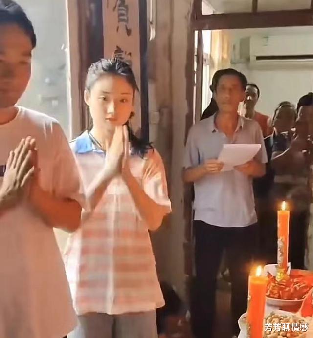 新人拜堂成亲,看到新娘衣服后,网友:不好好待她,全网不放过你