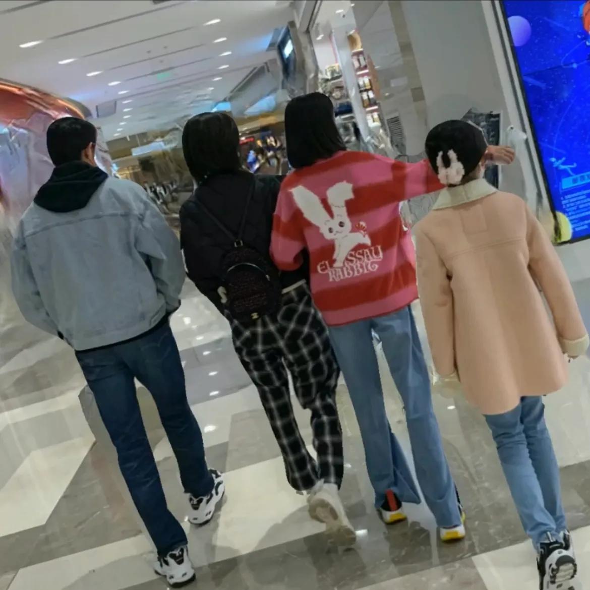 陆毅|陆毅一家四口逛街,同框大长腿抢镜,贴心为女儿提购物篮超宠溺