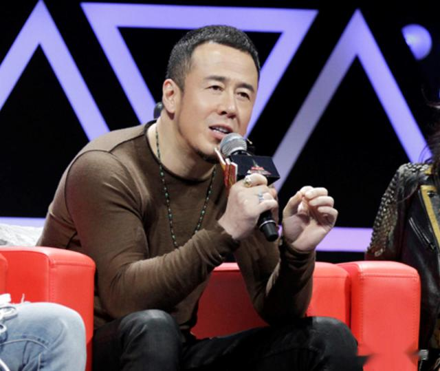 跨年|50岁杨坤身边又换人！深夜带美女吃烛光晚餐，酒后走路踉跄