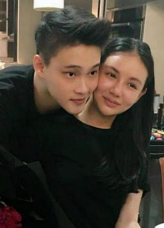 何猷君|何猷君前女友办豪华过大礼仪式,金器彩礼堆满豪宅,二婚依旧高调