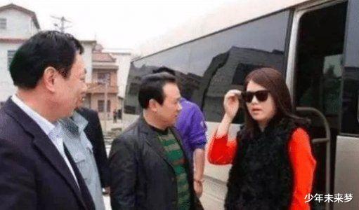 成龙|成龙回老家,王宝强回老家,张嘉译回老家,谁低调一目了然