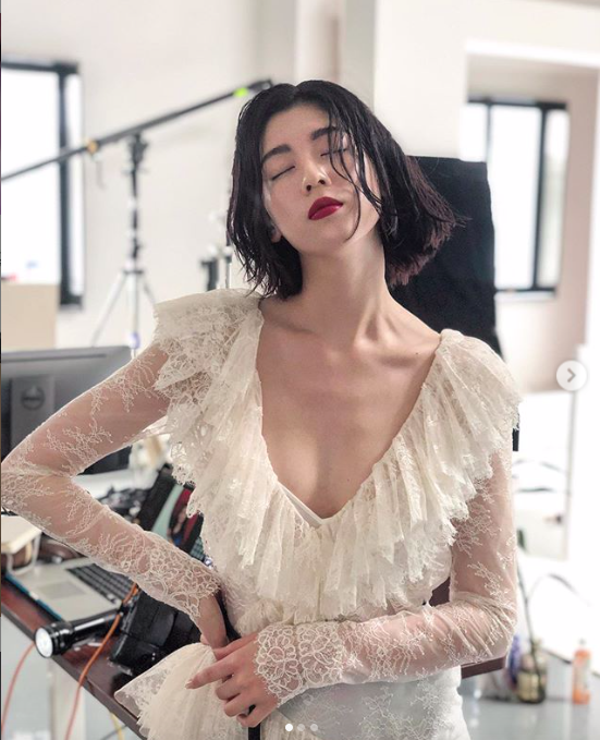 糕点 差点被周董MV女主傻白甜形象骗到,23岁三吉彩花根本是霸气女总裁