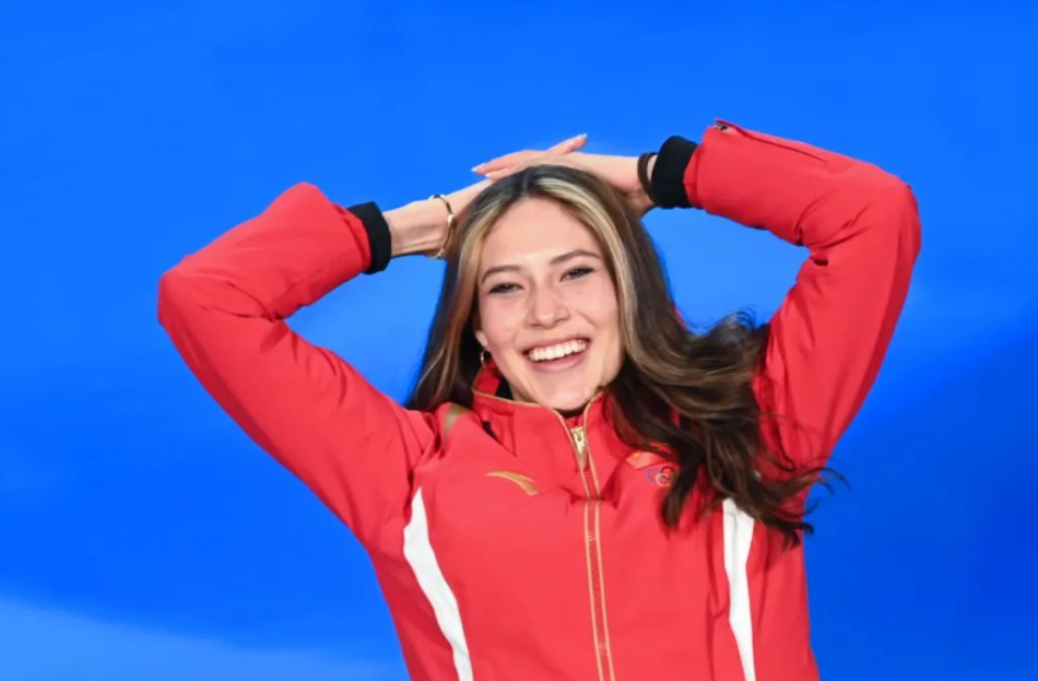 谷爱凌|谷爱凌夺得2023首个冠军,备受网友关注,是学生们该追的“星”