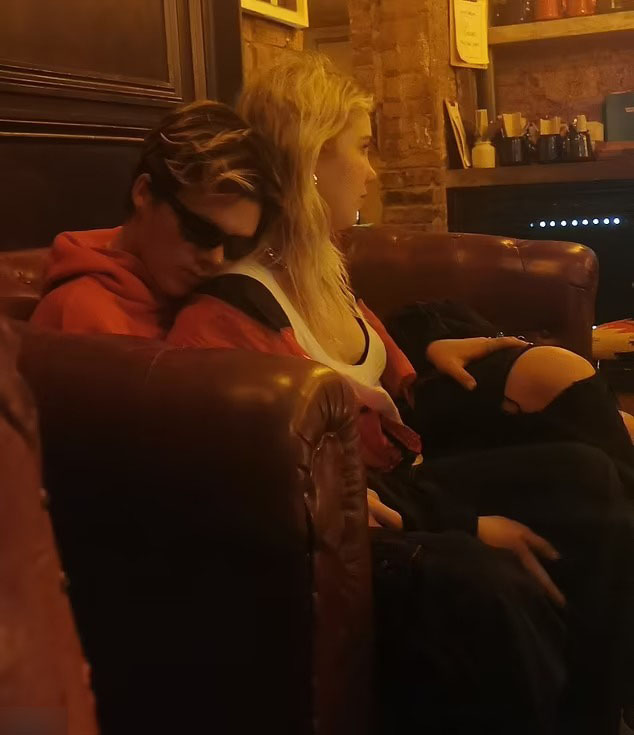 克鲁兹|贝克汉姆17岁小儿子第二段恋情曝光，他将女孩揽入怀中尽显痴迷