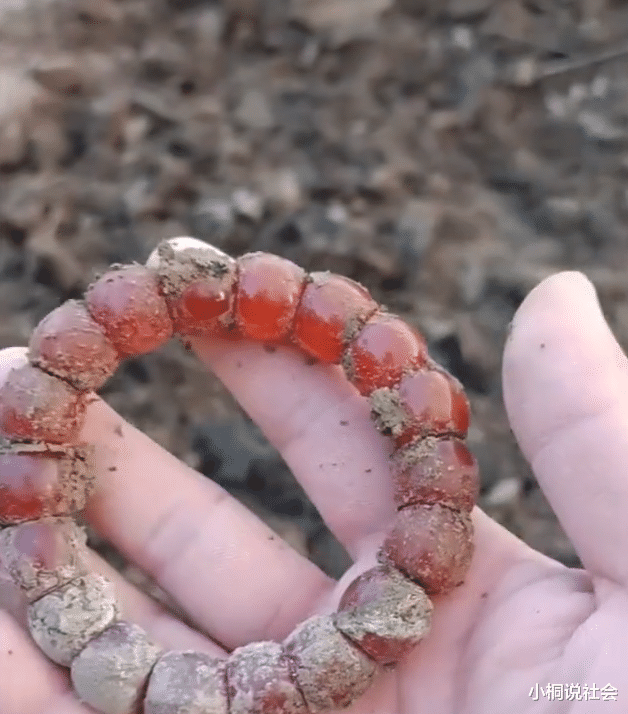 安徽|惊喜！安徽一男子钓鱼将1万元手串掉水里，2年后河水干涸失而复得