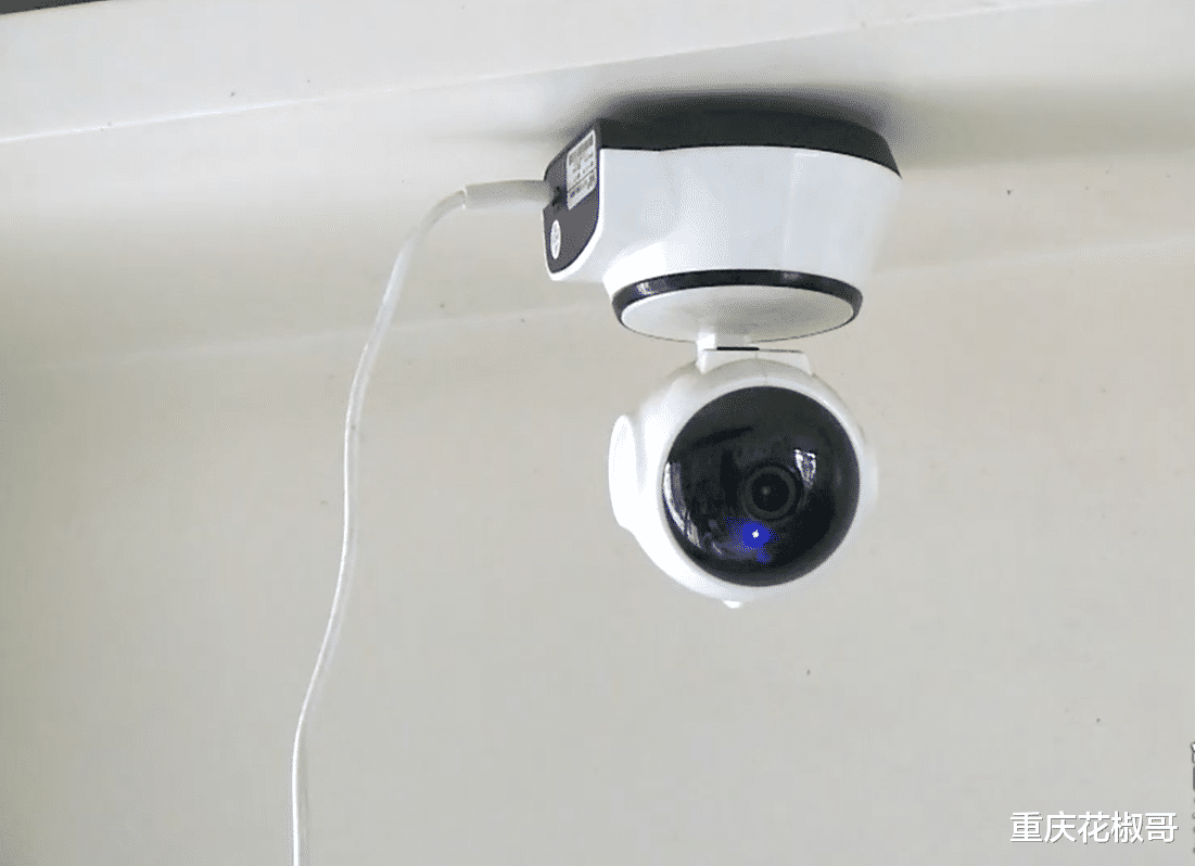 男子发了一条朋友圈,没想到贼进了家,监控拍下窃贼作案全过程
