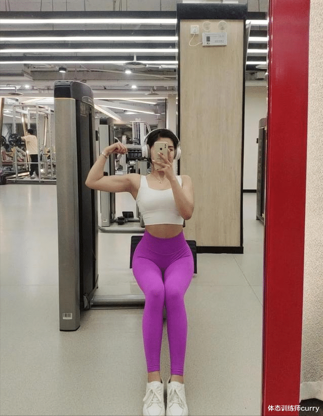 深蹲|00后女大学生“发育过猛”，身高170cm，身材也太哇塞了吧