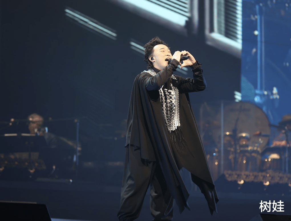 陈奕迅|陈奕迅演唱会座无虚席，连唱30首歌冷门曲偏多，甘比舒淇兴奋狂呼