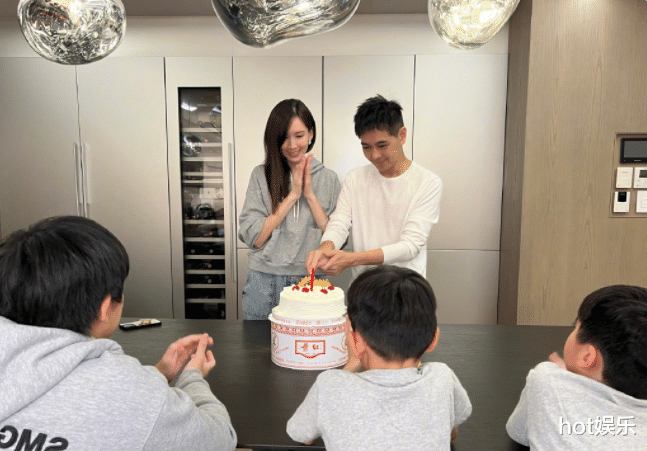 林志颖|林志颖车祸后首露面,面色憔悴,消瘦不少,庆幸脸部未留下疤痕