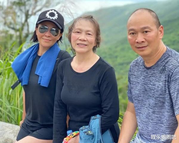 刘嘉玲|刘嘉玲为弟媳庆生，二人颜值都不像50岁的人，年轻的弟弟很抢镜