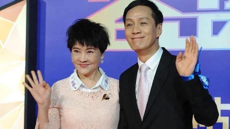 梁丹妮|68岁梁丹妮真洋气，穿粉色娃娃裙优雅甜美，被小8岁老公宠成公主