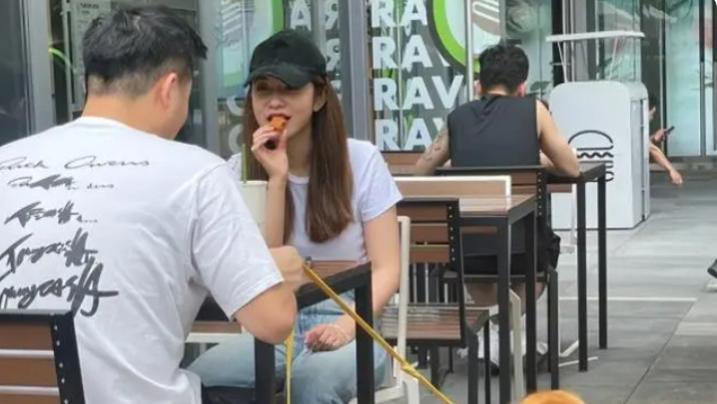 张大奕|身价3亿张大奕街边吃饭！富二代男友长白头发，订婚后清空账号