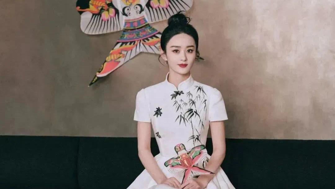 春晚|春晚明星扎堆比美，赵丽颖水墨长裙穿出国泰民安脸，秦岚惊艳宋祖儿俏皮