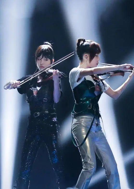 By2|BY2现身私人寿宴，舞台狭小简陋，穿睡裤被批敷衍