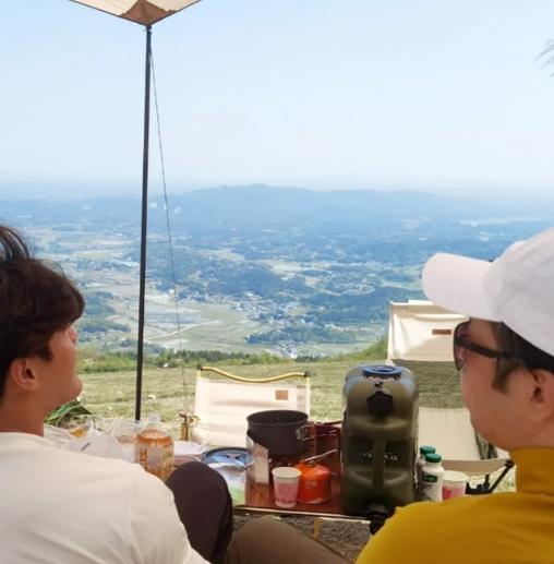 杜海涛|杜海涛成妻奴？与朋友露营边吃饭边聊天，腹部肌肉隐约可见