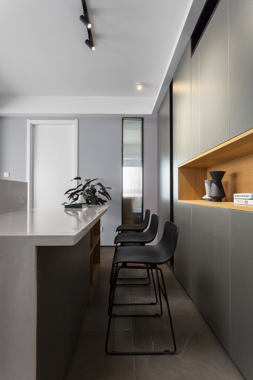 不买沙发,舍弃餐桌,阳台打一排矮柜,一进客厅被惊艳了