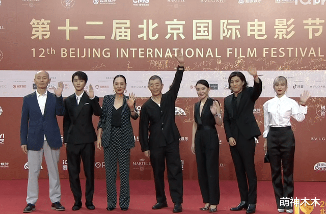 陈都灵|北影节红毯：张天爱直角肩抢镜，李宇春内搭长裙，陈都灵晕妆了